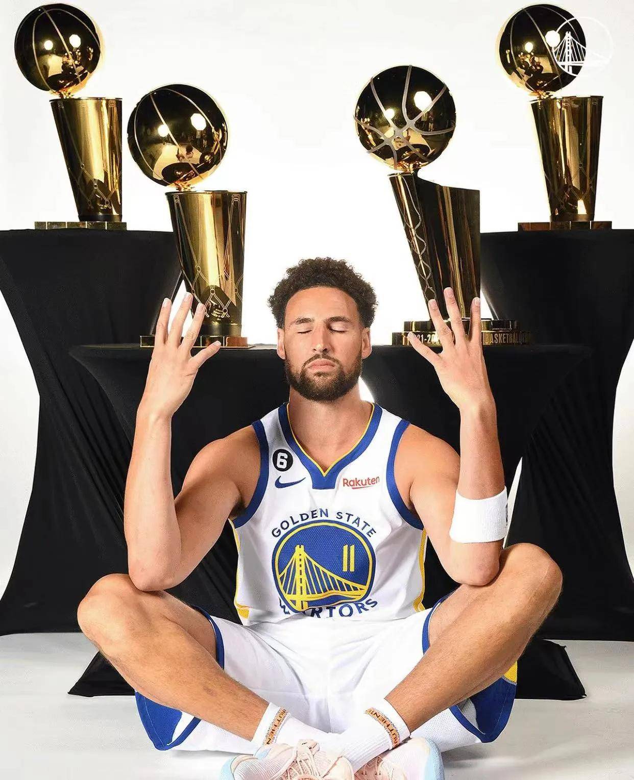 包含库里迎来二十赛季高光表现，篮网球迷沸腾！的词条